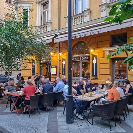 Oasis 7ppl - Tram At Doorstep