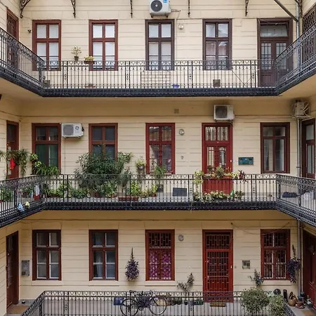 Oasis 7ppl - Tram At Doorstep Apartment