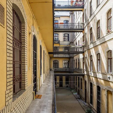 Oasis 5ppl - Tram At Doorstep *