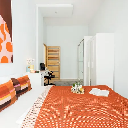 Oasis 5ppl - Tram At Doorstep *