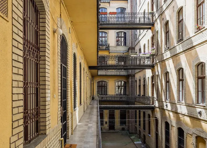 Oasis 5ppl - Tram At Doorstep *