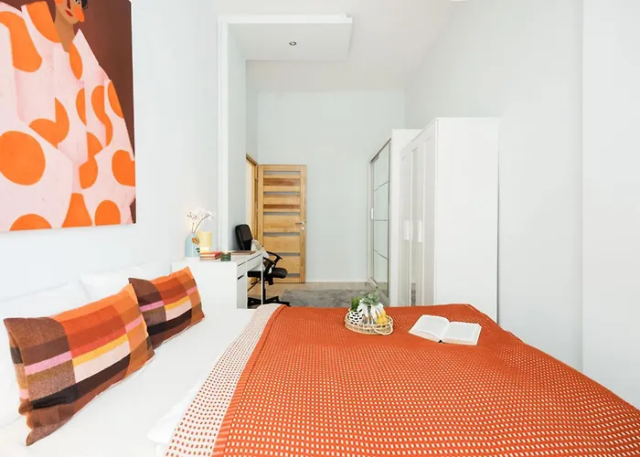 Oasis 5ppl - Tram At Doorstep *